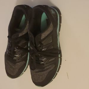 Black/mint green tennys